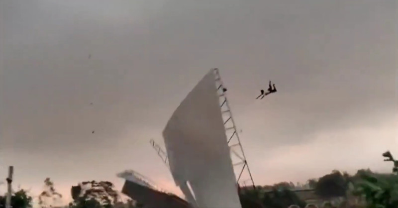 VIDEO - Un homme propulsé dans les airs en Inde pendant une tempête, il survit