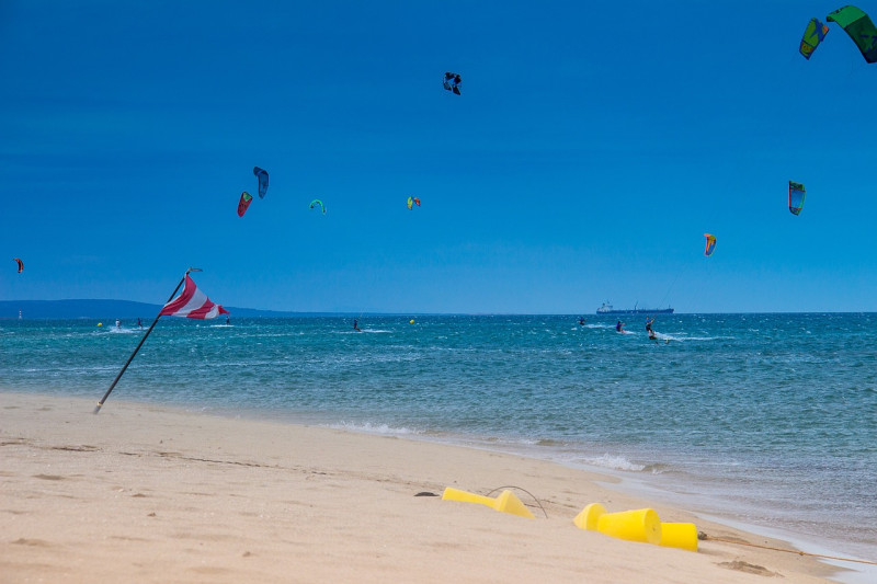 plage, tempête, planche à voile, kitesurf, cerf-volant, surfant, mer, la nature, vagues, des nuages, paradis, l'eau, océan, méditerranée, la france, windy, côte, bleu, vaporisateur, éclaboussure, paysage, voyager, sable, l'été