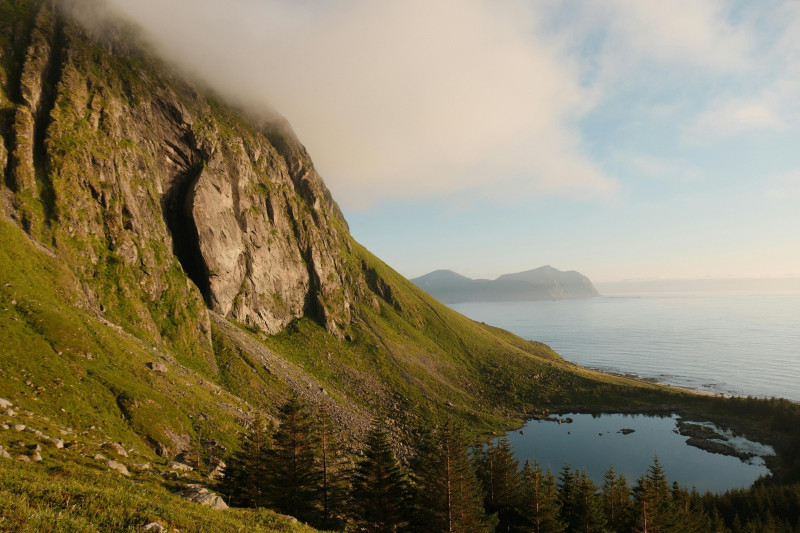Lac De Montagne Serein Avec Falaises Brumeuses Et Eaux Calmes