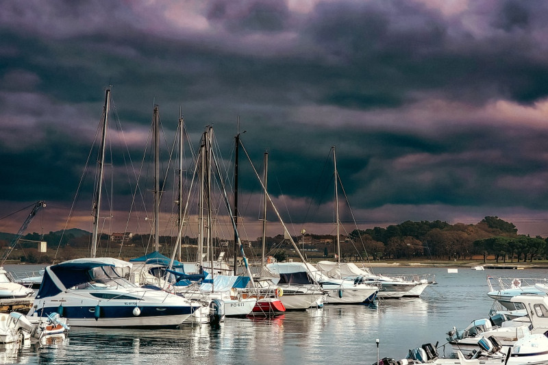 marina, voiliers, yachts, bateaux dans le port, scène nautique, ciel orageux, nuages dramatiques, eau paisible, paysage côtier, voile, mâts de bateau, port océanique, vue mer, port du soir, reflets de la mer, style de vie nautique, amarrage nautique, bate