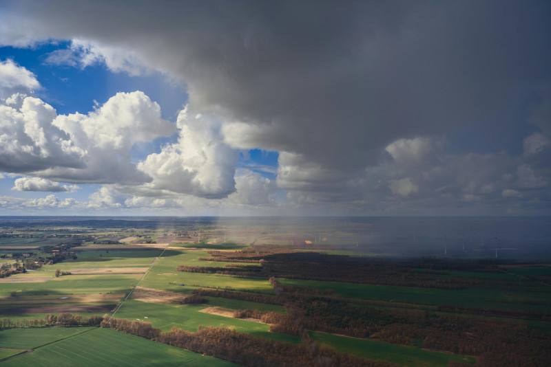 Champ Vert Pendant Un Ciel Nuageux