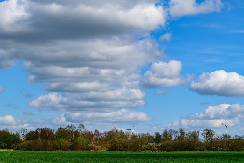 Magnifique journée de printemps à Coesfeld, en Allemagne, avec des éoliennes se détachant sur un ciel changeant et chargé de nuages.