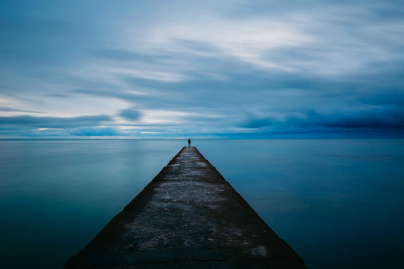 dock, jetée, crépuscule, ciel, des nuages, mer, océan, l'eau, personne, seule, silhouette, en plein air, bord de mer, ciel bleu, nature, eau bleue, paysage marin, solitaire, solitude