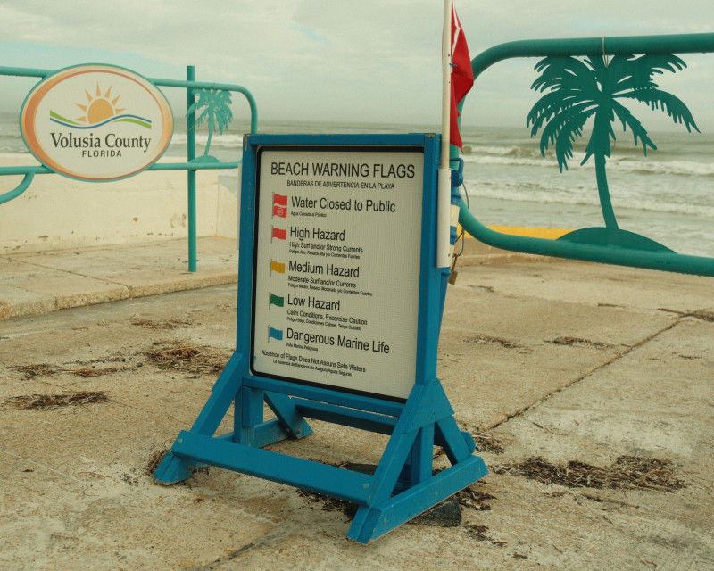 Panneau d'avertissement de plage dans le comté de Volusia, en Floride, indiquant les niveaux de danger à proximité d'une plage publique.