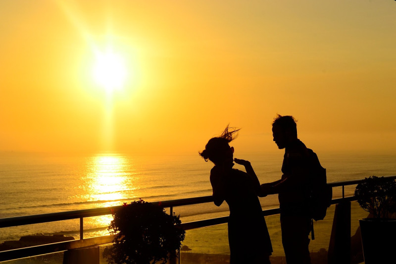 lumière du soleil, ensoleillement, le coucher du soleil, coupler, gens, homme, fille, plage, vacances, mer, l'eau, océan, orange beach, eau d'oranger, mer orange, nature, océan orange, orange sunshine