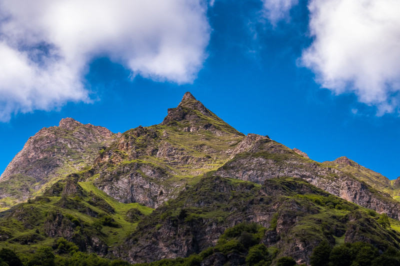 Découvrez les superbes paysages montagneux de l'Occitanie, en France, sous un ciel d'un bleu éclatant.