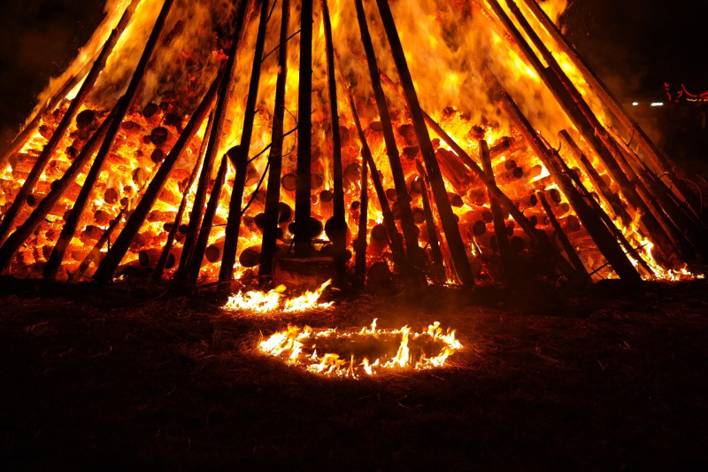 feu, districts de feu, chaud, chauffer, brûler, flammes, saint jean, blaze, rouge, jaune, foncé, nuit, solstice, jour de la saint jean, john day, feu de la mémoire de, solstice d'été, nuit de la saint jean, nature, fixé, coutumes régionales, évolutive, jo