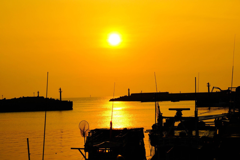le coucher du soleil, soleil, lever du soleil, nature, ciel, léger, lumière du soleil, paysage, extérieur, voyager, ensoleillé, soirée, scène, crépuscule, horizon, brillant, orange, centre de pisciculture, cultiver, rouge, ensoleillement, naturel, bord de