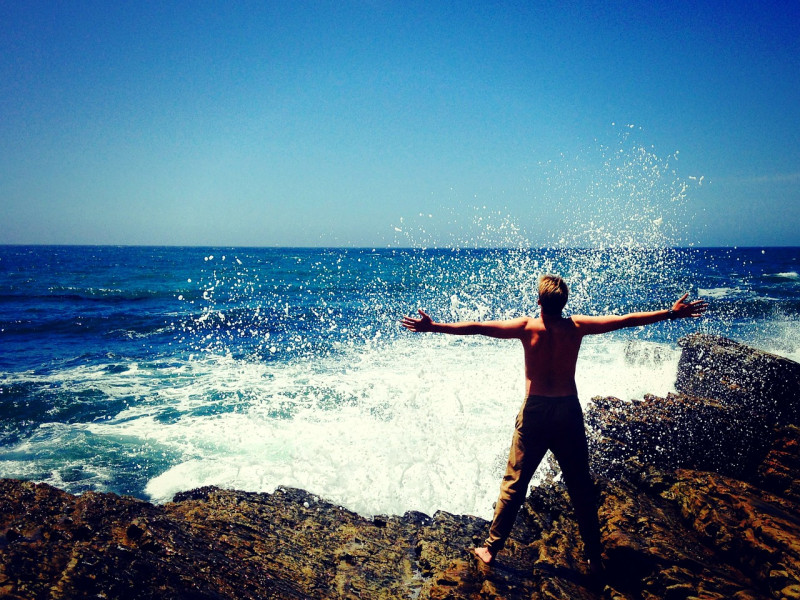 mer, nature, homme, personne, plage, vacances, océan, rochers, vagues, liberté, content, joie, aventure, rive, masculin, plaisir, éclaboussure, bord de l'océan, récif, bleu nature, blue beach, bleu heureux, bleu de la mer, océan bleu, blue rock, blue wave