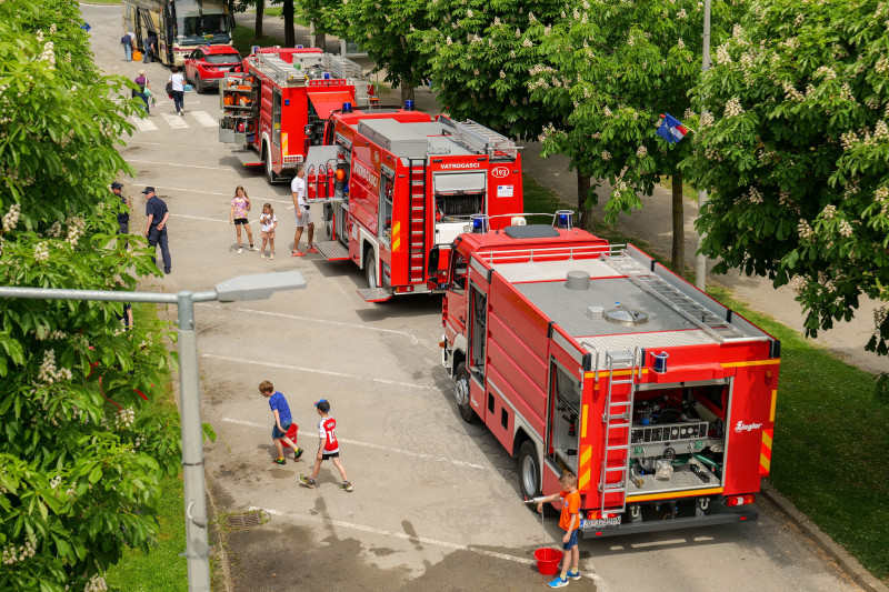 Vue aérienne de camions de pompiers et de personnes lors d'un événement dans un parc à Garešnica, en Croatie.