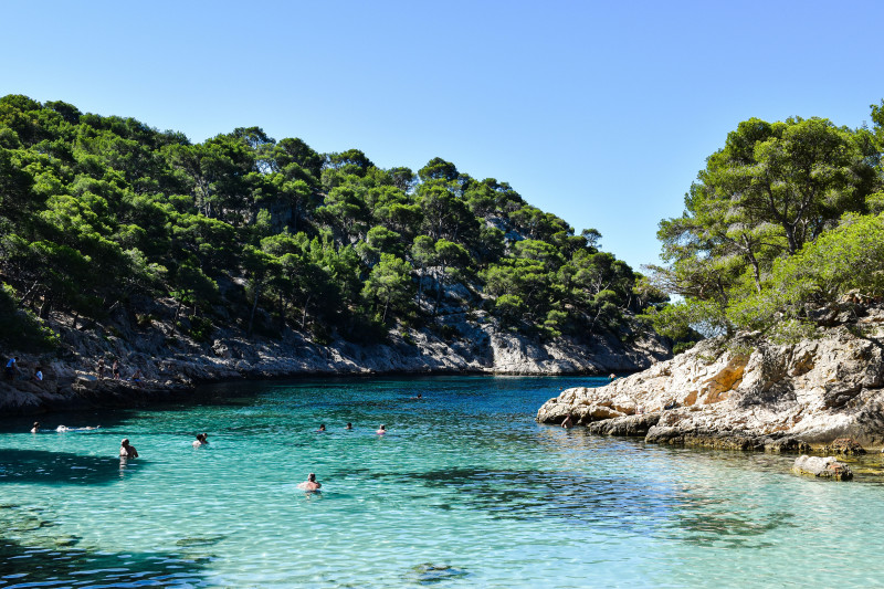 Eaux cristallines des Calanques en Provence-Alpes-Côte d'Azur, parfaites pour la baignade.