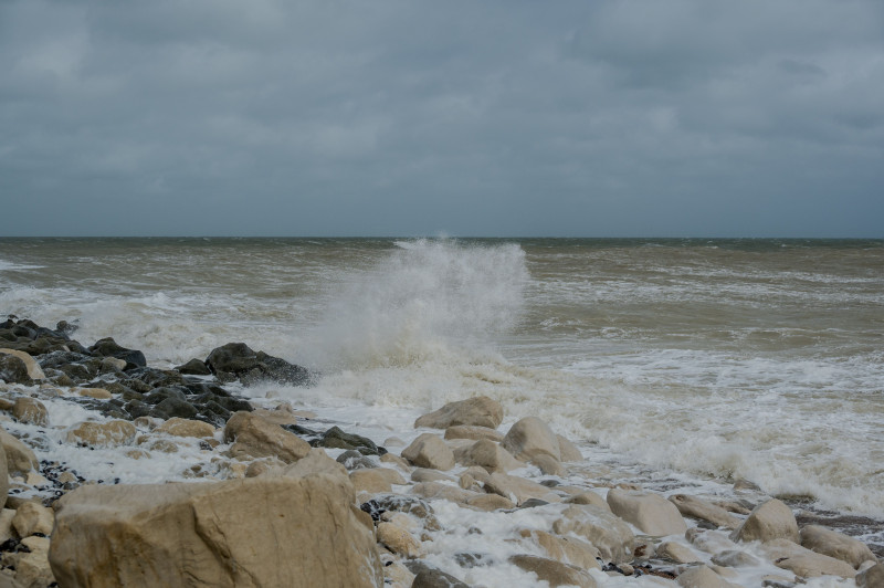 De puissantes vagues s'écrasent sur une côte rocheuse, capturant la beauté brute de la force de la nature.