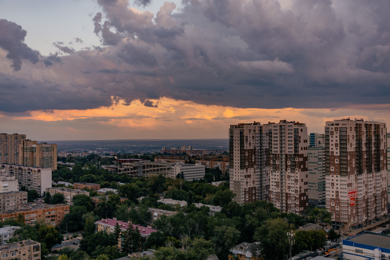 Une vue saisissante des bâtiments de la ville sous un ciel de coucher de soleil spectaculaire.