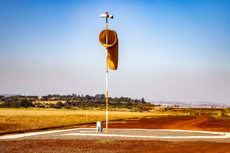 Manche à air sur un aérodrome rural à Londrina, au Brésil, sous un ciel bleu clair.