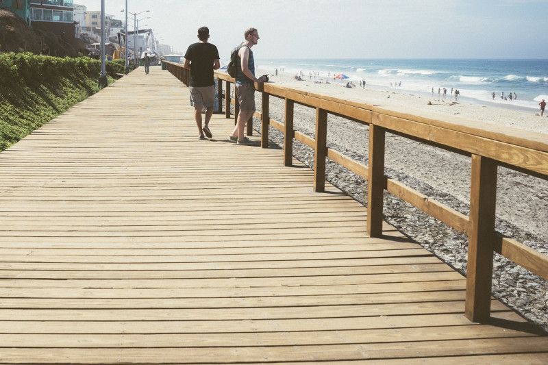 jetée, promenade, plage, océan, mer, l'eau, côte, l'été, vacances, paysage, tranquille, scène, bois, pont, tourisme, loisirs, relaxation, calmer, en plein air, ensoleillé, marcher, littoral, bord de mer, marina, chemin, paisible, idyllique, passerelle, ba