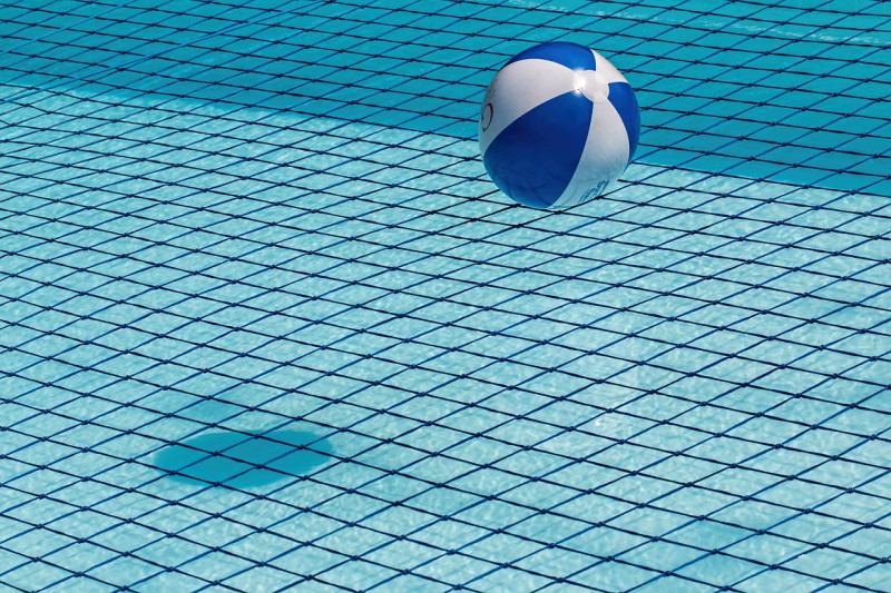 piscine, filet de sécurité, ballon de plage, bleu, l'eau, nettoyer, baignade, bassin, sécurité, la qualité d'eau, relaxation, la natation, l'été, activité, loisirs, en bonne santé, mouiller, en plein air, transparent, au bord de la piscine, ensoleillé, mo