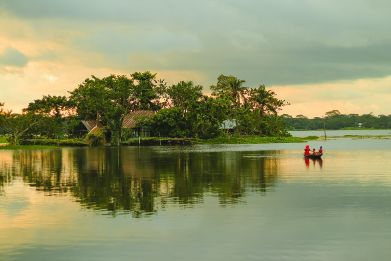Soirée Pittoresque Sur Le Lac D'un Village Du Bangladesh