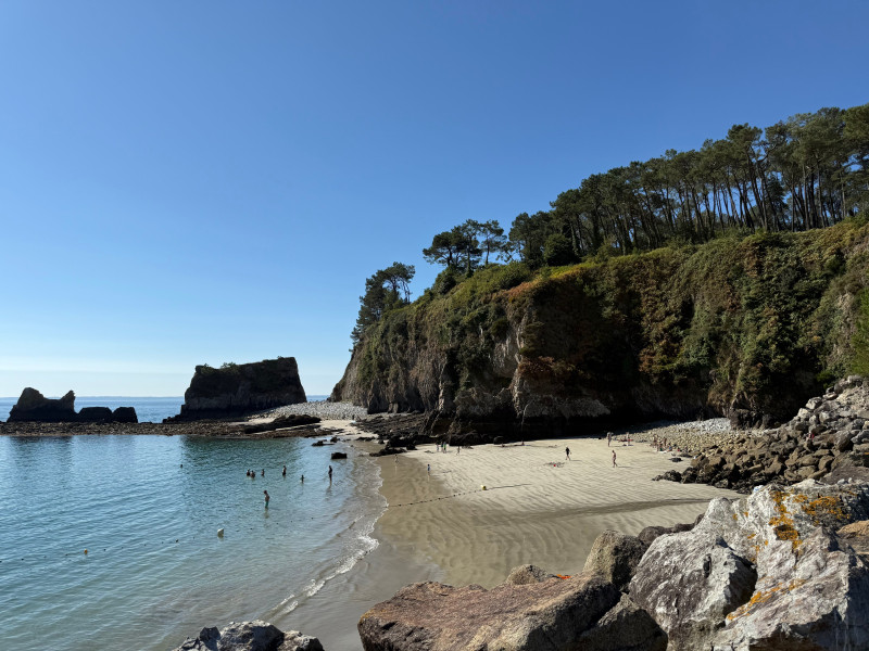 Belle plage avec falaises et eau bleue claire sur la presqu'île de Crozon, parfaite pour la détente.