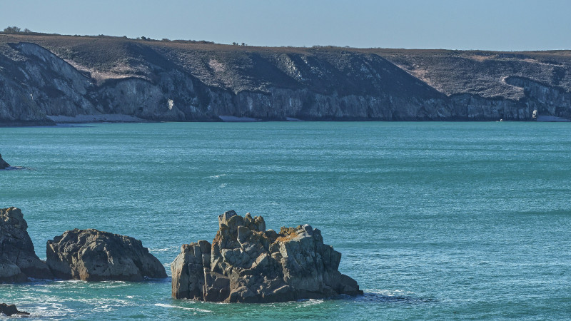 Les falaises du Cap Fréhel subissent les assauts réguliers de la mer. Celle-ci entame les parties les plus fragiles de la côte d’Émeraude.
