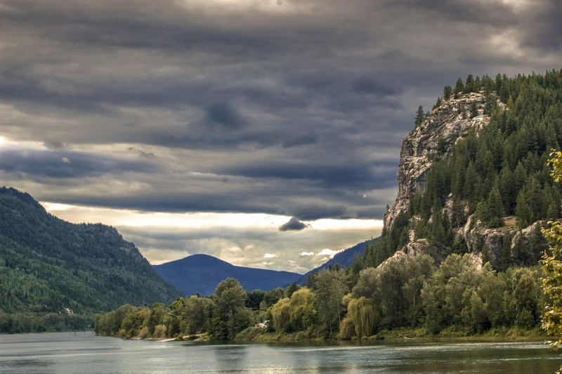 nakusp, colombie britannique, britanique, la colombie, b, c, canada, fleuve, bluffer, montagne, falaise, colline, vallonné, montagneux, le coucher du soleil, des nuages, foncé, orageux, voyager, l'eau, paysage, vancouver, nature, ciel, parc, extérieur, ri