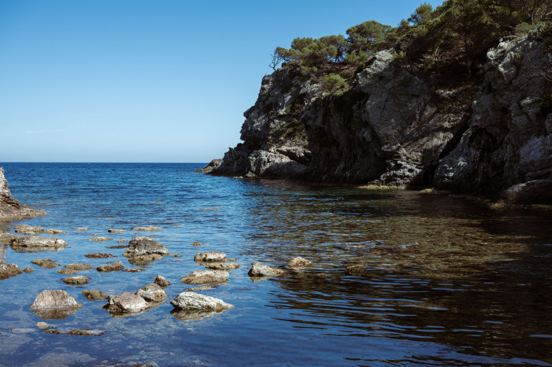 Magnifique littoral rocheux en Provence-Alpes-Côte d'Azur, France, avec une eau d'un bleu limpide.
