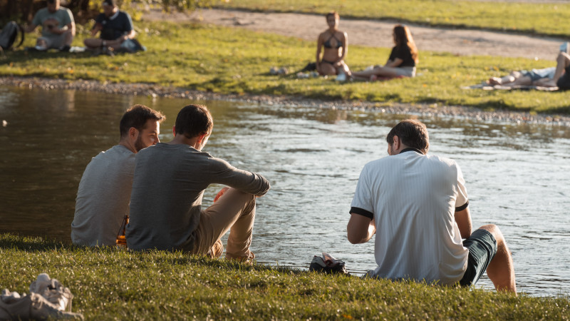 Des Amis Se Détendent Au Bord De La Rivière Par Une Journée Ensoleillée