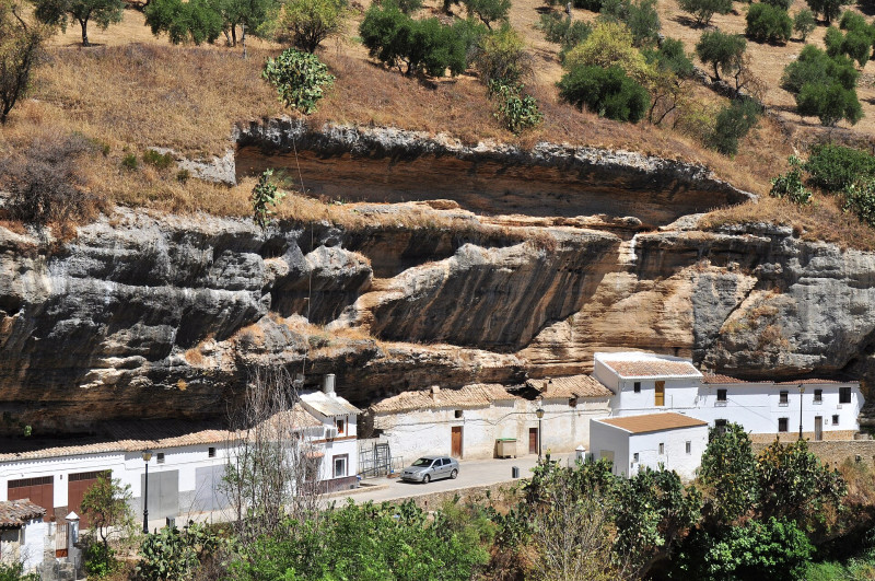 Ce village andalou sous la roche : un joyau troglodyte insoupçonné en Andalousie