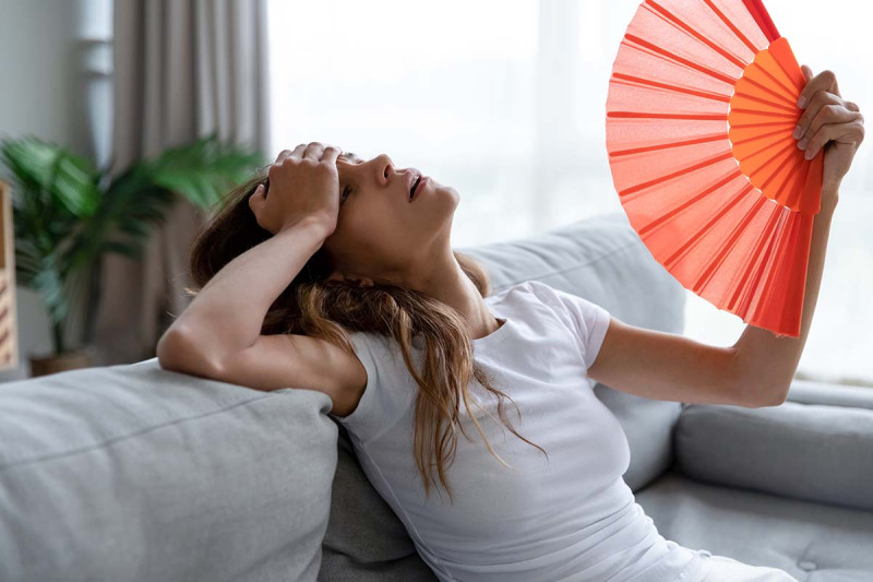 canicule-femme-chaleur-intérieur