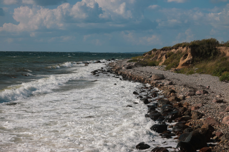 Explorez le rivage rocheux préservé et les vagues d'Ebberup, au Danemark, lors d'une journée d'été.