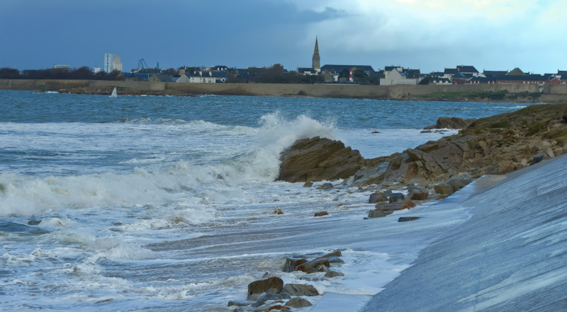 Les vagues s’echouent inlassablement sur les rochers de la plage de Porh Puns à Gâvres.