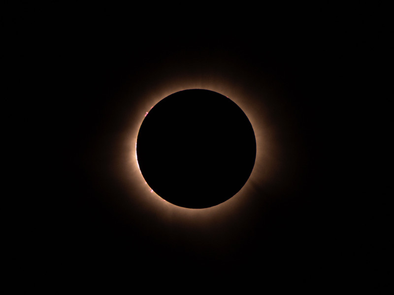 Image époustouflante d'une éclipse solaire totale avec une couronne lumineuse.