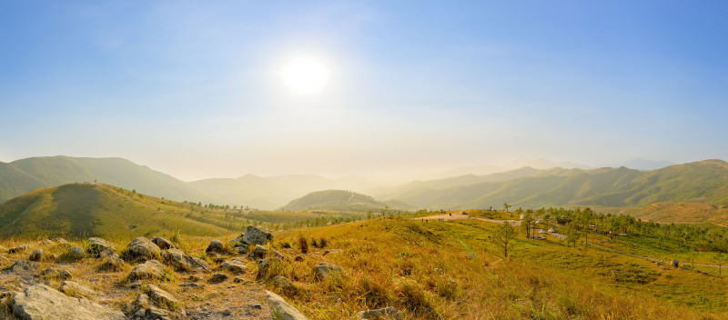 Vue imprenable sur le paysage des collines dorées sous un ciel lumineux à Thành phố Uông Bí, Vietnam.