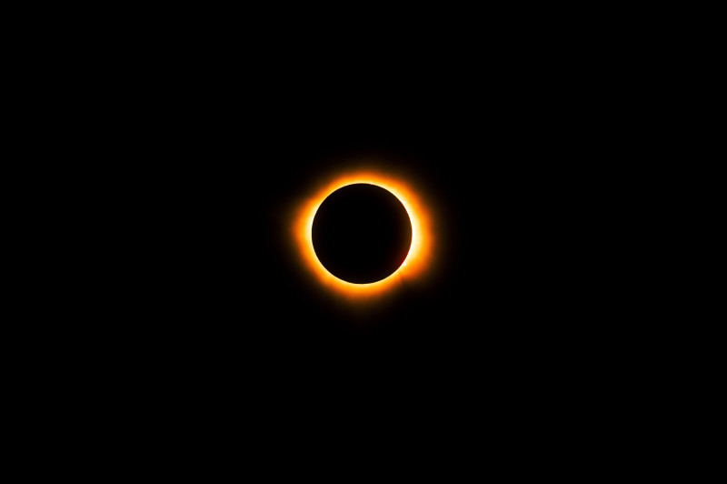 Photo dramatique d'une éclipse solaire prise à Mazatlán, au Mexique, mettant en valeur la beauté céleste.