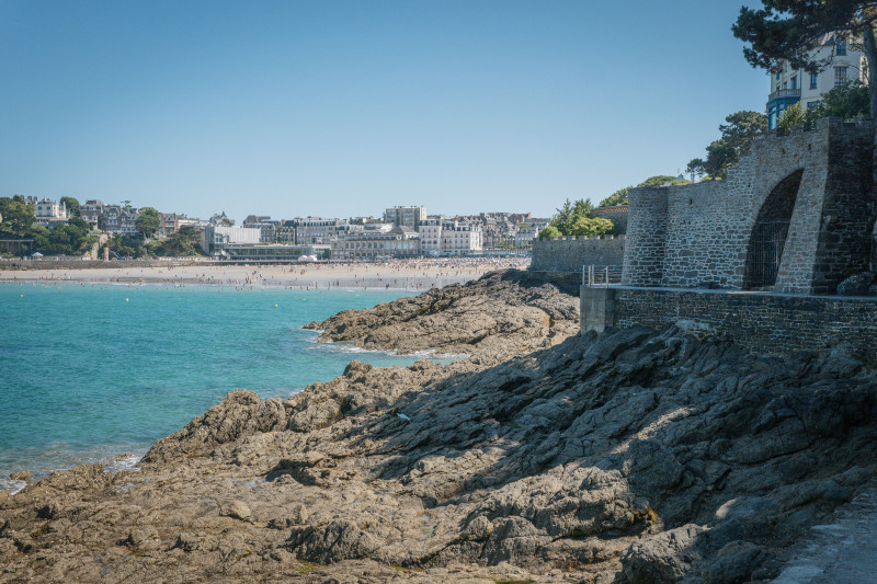 Magnifique paysage côtier de Dinard avec des côtes rocheuses et une plage de sable.