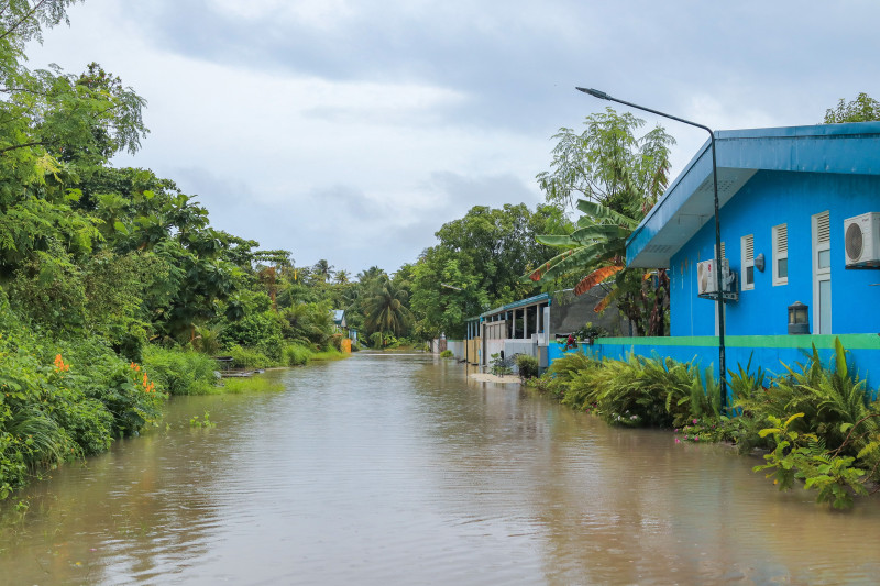 Une rue tropicale à Nolhivaranfaru, Maldives, submergée en raison des inondations.