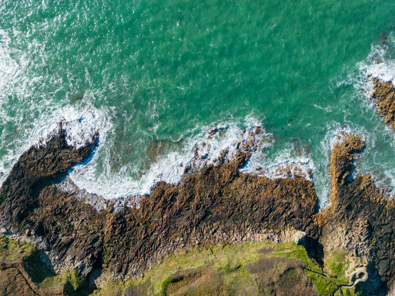 Une vue aérienne époustouflante de la côte rocheuse à Maupertus-sur-Mer, Normandie, France.