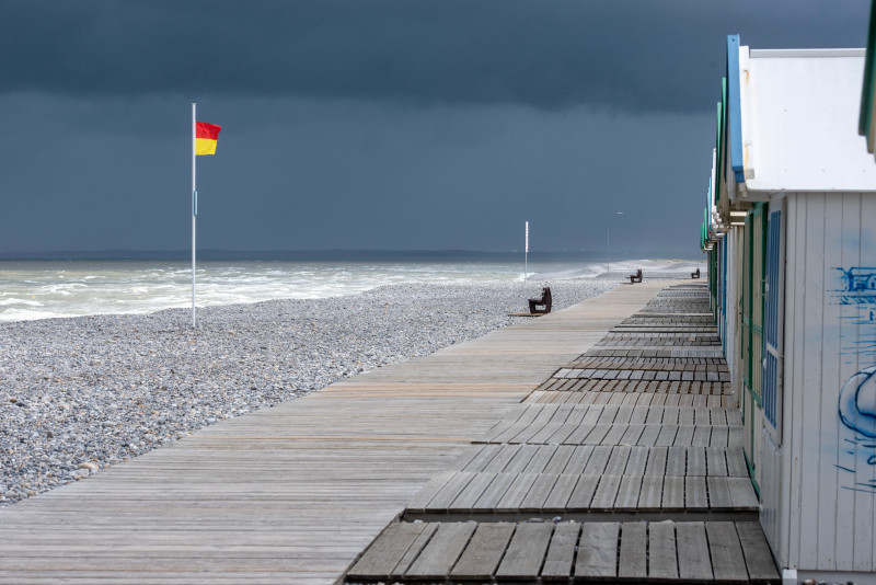 Vue dramatique de la mer avec un ciel orageux le long de la promenade en bois de Cayeux-sur-Mer.