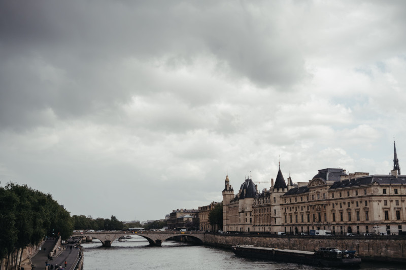 Vue pittoresque de la Conciergerie historique et de la rivière Seine à Paris, France, par une journée nuageuse.