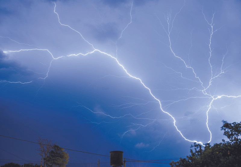 Un éclair vif capture le ciel nocturne lors d'un orage.