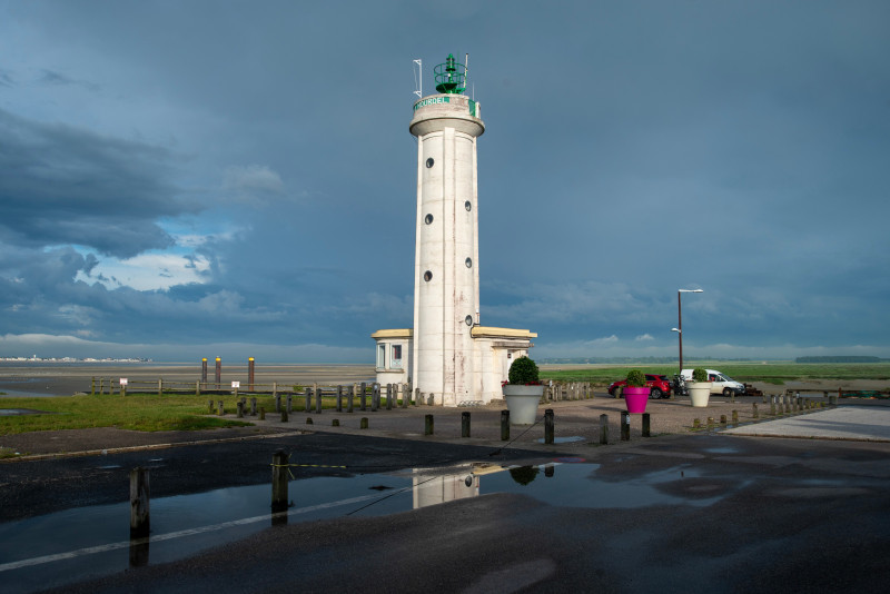 Une image frappante d'un phare à Cayeux-sur-Mer, France, sous des cieux dramatiques.