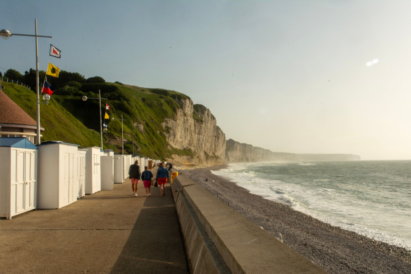 Explorez la plage pittoresque de Fécamp, en Normandie, avec ses falaises emblématiques et sa vue sur la promenade.