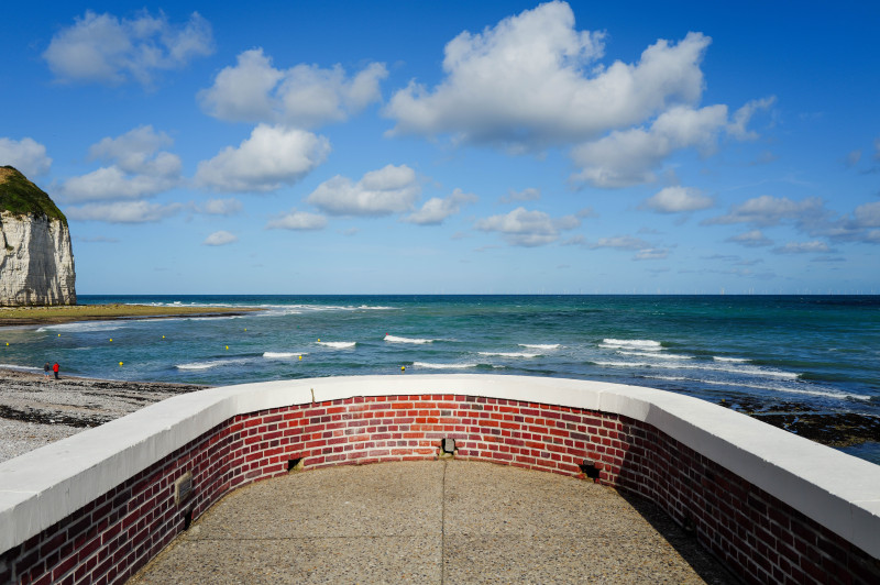 Une vue océanique époustouflante depuis un belvédère en briques par une journée ensoleillée.