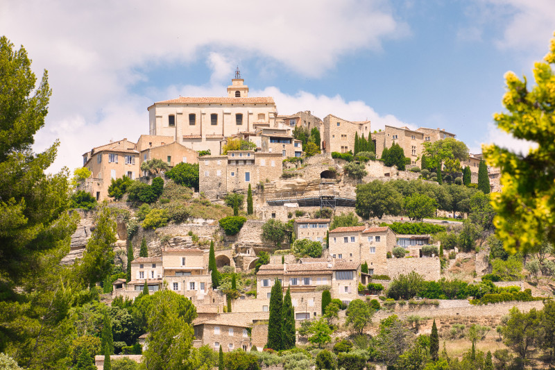 Charmant village perché de Gordes en Provence, présentant une architecture historique et une végétation luxuriante.