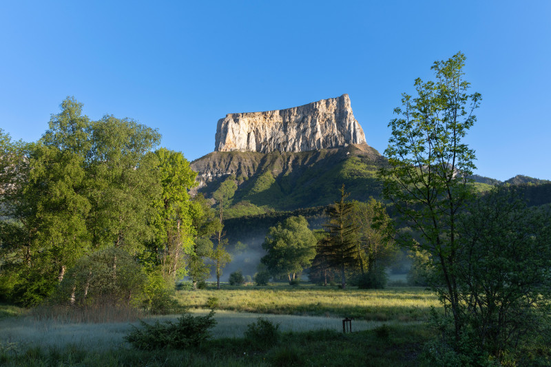 Paysage pittoresque du Mont Aiguille à Chichilianne, France, capturé lors d'une journée dégagée.