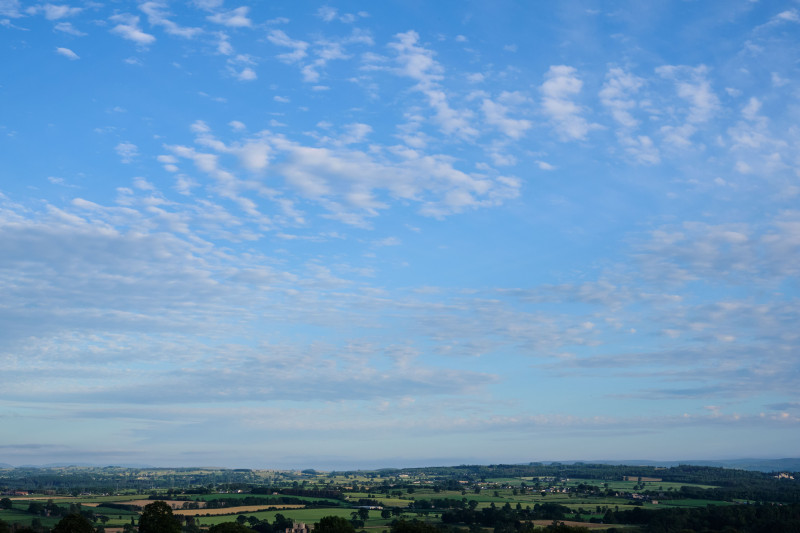 Superbe vue aérienne de la campagne de Penrith en Angleterre avec un ciel bleu clair et des nuages éparpillés.