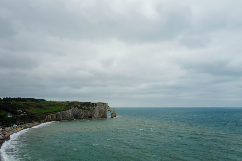 Vue imprenable sur les falaises dramatiques et la mer vaste à la pittoresque côte d'Étretat.