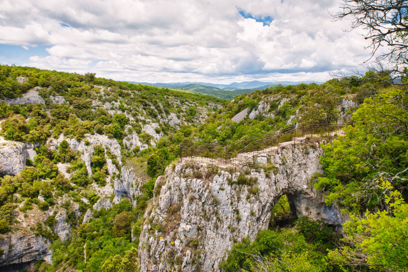 Explorez les paysages à couper le souffle de Minerve, en France, avec ses canyons escarpés et sa végétation luxuriante.