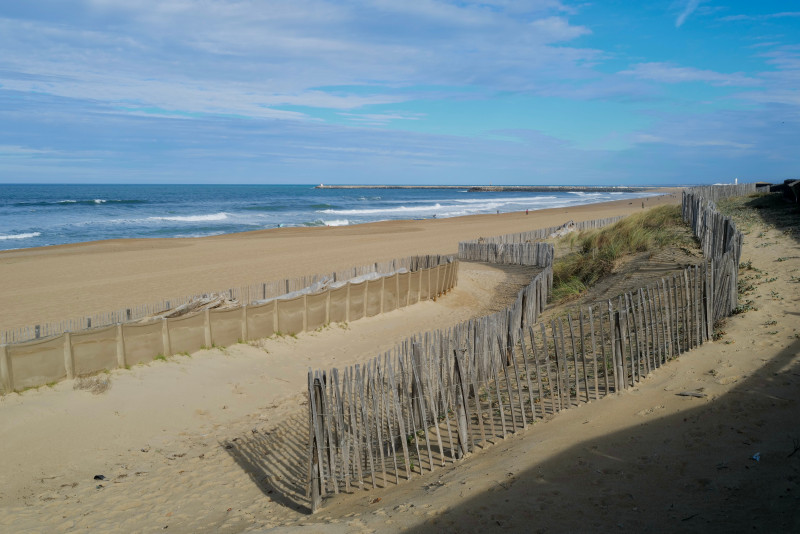 Explorez les tranquilles dunes de sable et les vagues de l'océan à la plage d'Anglet, parfaites pour une escapade estivale.