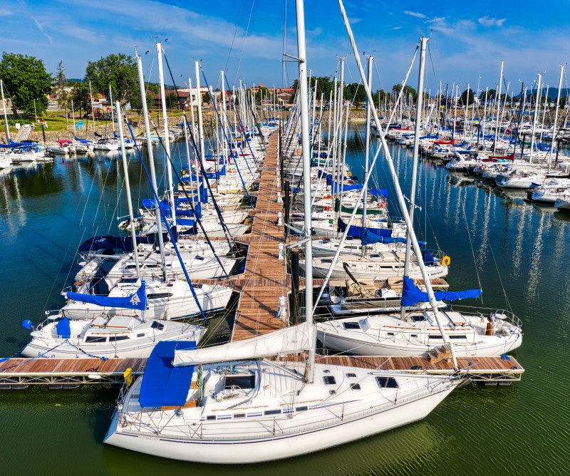 Vue aérienne d'une marina animée remplie de yachts à Lake City, Minnesota.