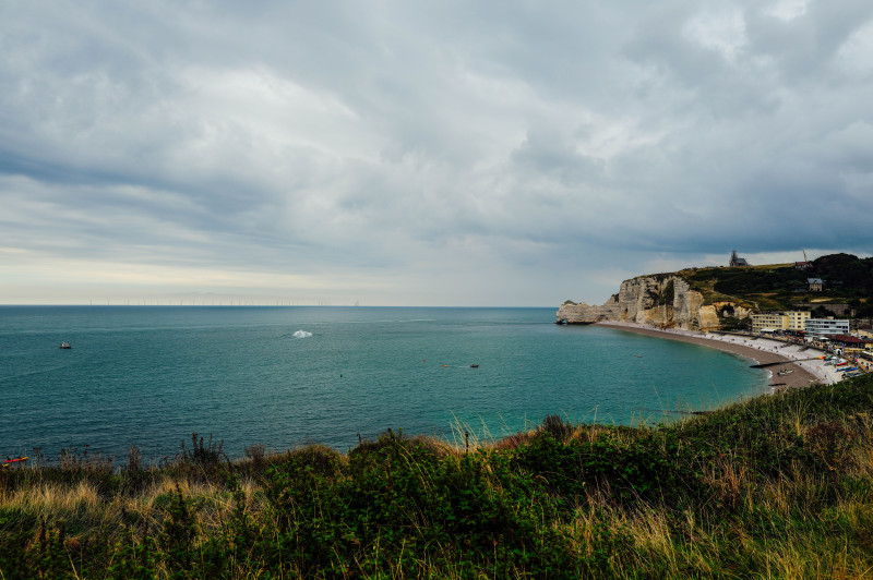Explorez les magnifiques falaises côtières et la plage d'Étretat, un endroit pittoresque en France.